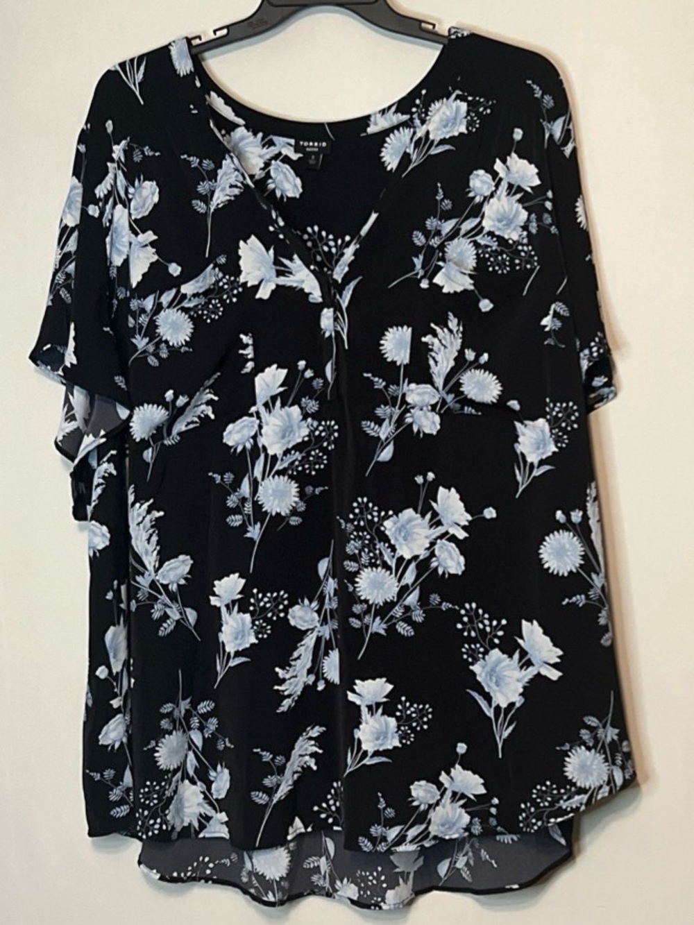 Torrid Harper Size 6 Floral Blouse V-neck 1/4 Button Down Front Pockets.
